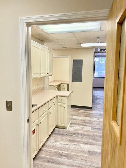 More Photos Of 130 N Gross Rd, Kingsland Medical For Lease
