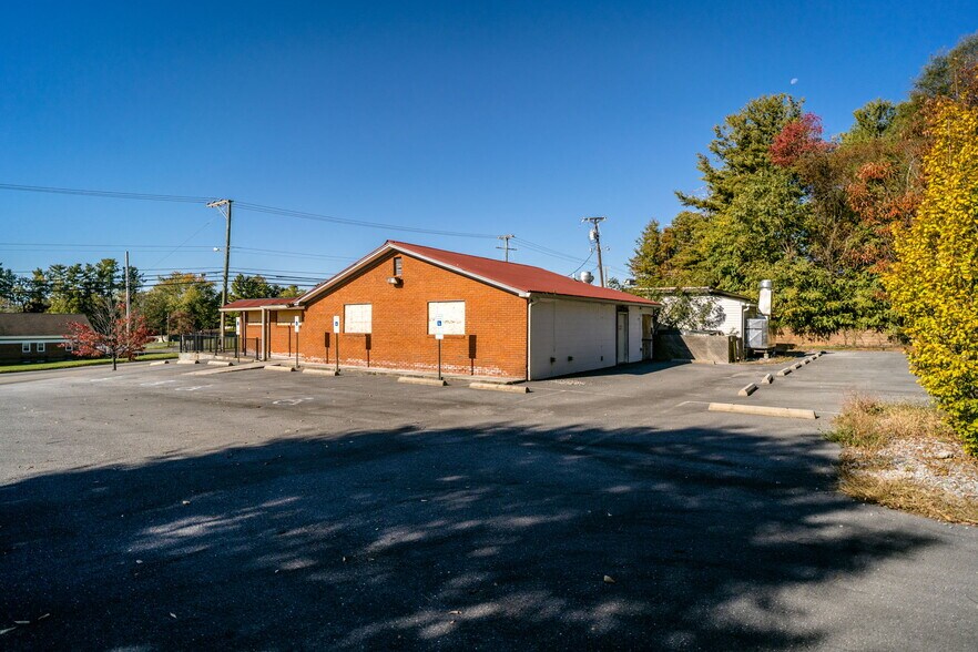 More Photos Of 2323 W Main St, Waynesboro General Retail For Sale