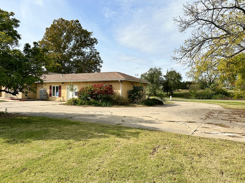 More Photos Of 2855 SE Kansas Pl, Topeka Veterinarian Kennel For Sale