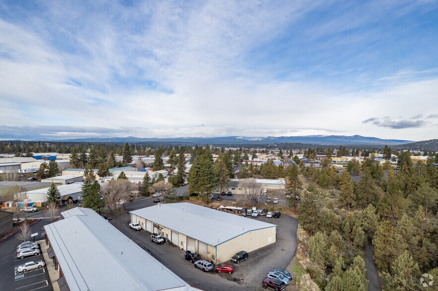 More Photos Of 44 SE Bridgeford Blvd, Bend Service For Lease