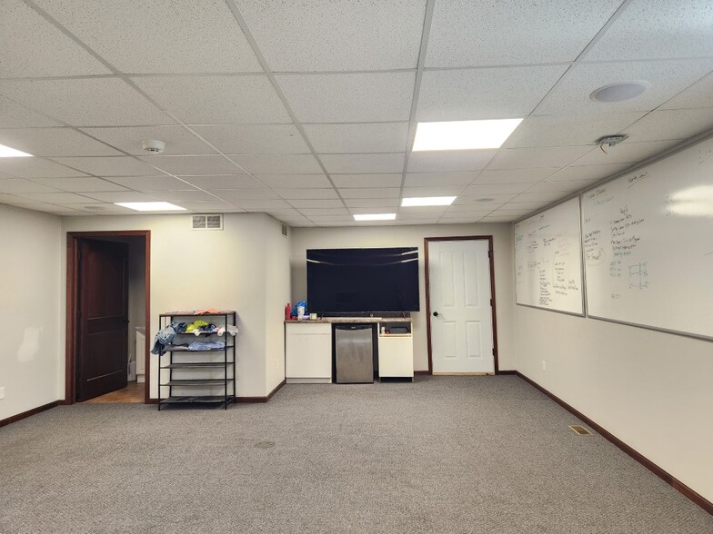 More Photos Of 702 S Delaware Ave, Mason City Light Manufacturing For Lease