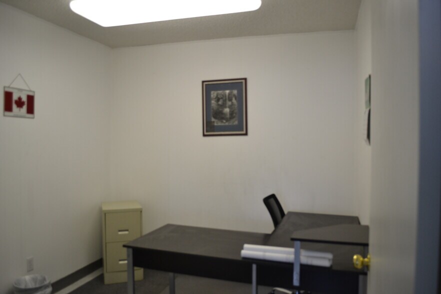 More Photos Of 205 W Ryan St, Laredo Light Distribution For Sale