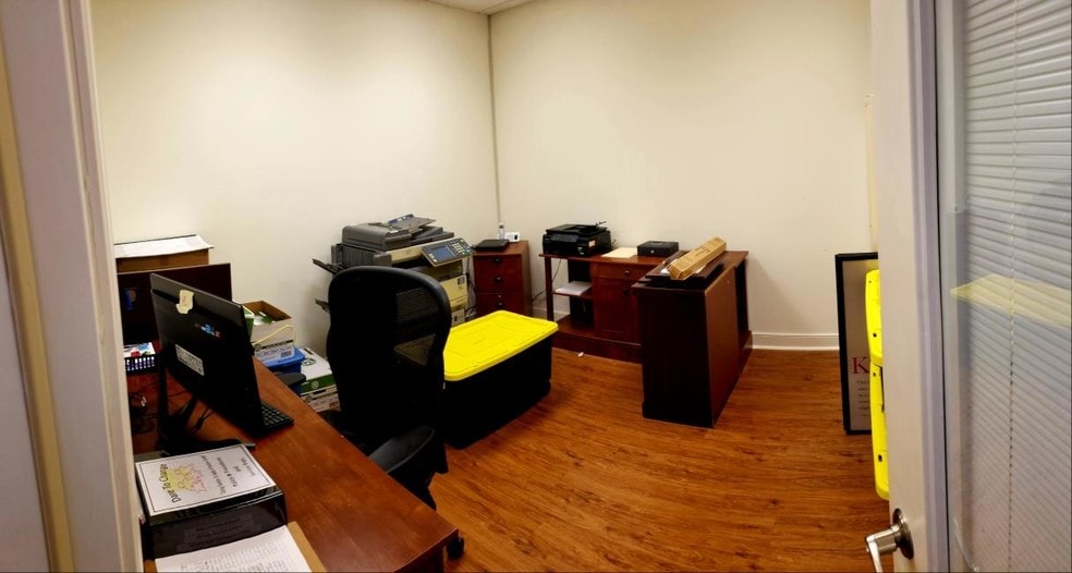 More Photos Of 8052 Elm Dr, Mechanicsville Office For Lease