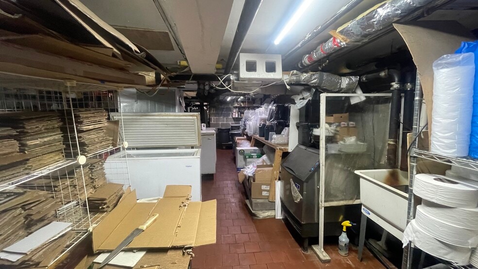 More Photos Of Manhattan Avenue Ave @ Norman Avenue, Brooklyn General Retail For Lease