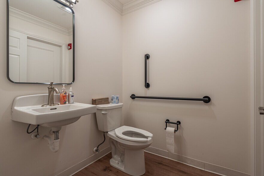 More Photos Of 330 W Frontage Rd, Northfield Medical For Lease