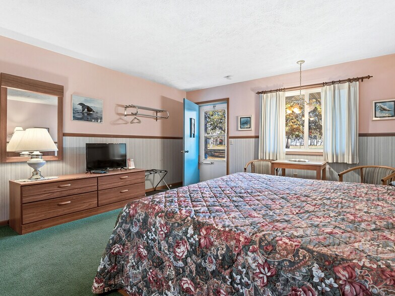 More Photos Of 1024 S I 75 Business Loop, Grayling Hotel For Sale