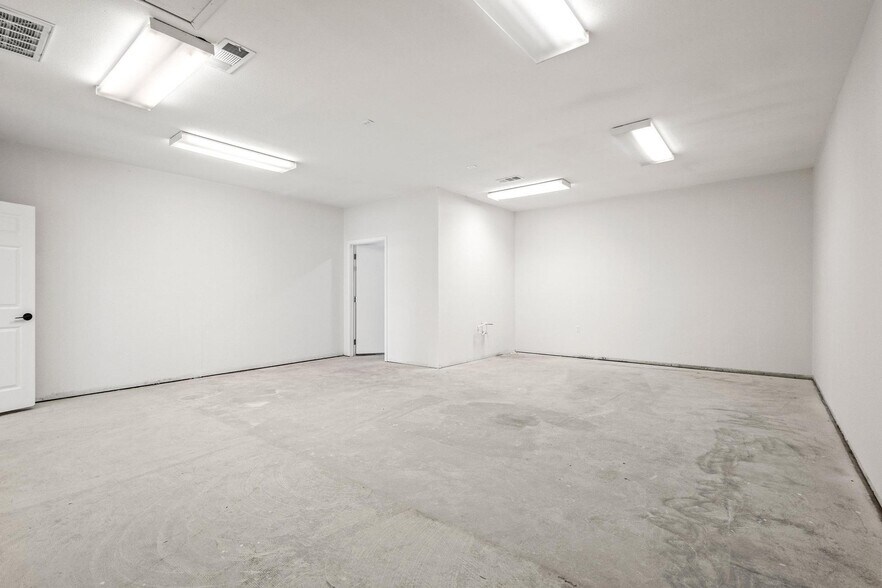 More Photos Of 717 E Liberty St, Pilot Point Storefront Retail Office For Lease