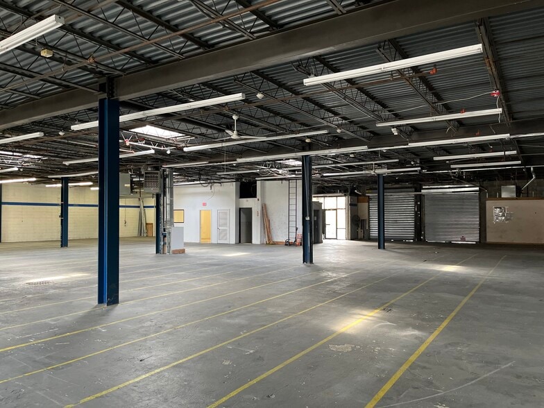 More Photos Of 919 West St, Pelham Manor Warehouse For Lease