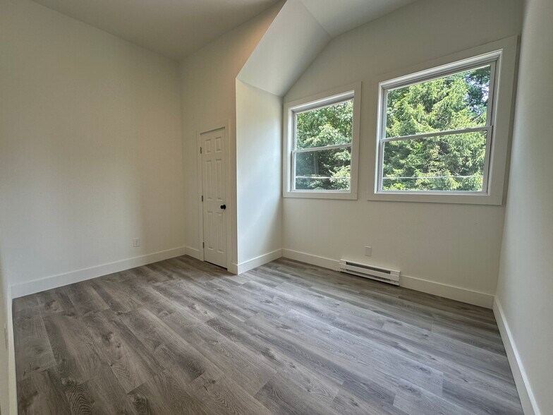 More Photos Of 5 Riverside Rd, Sandy Hook Medical For Sale