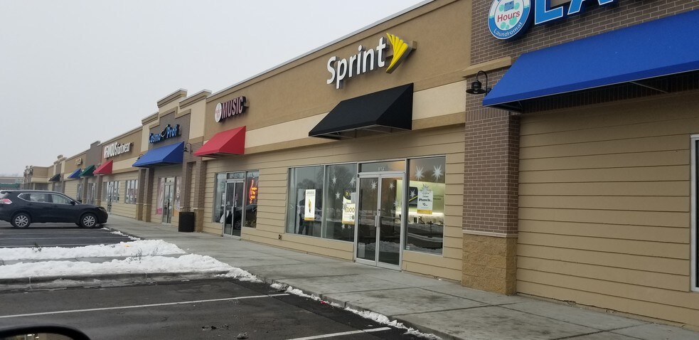 Primary Photo Of 1867-1907 S Robert St, Saint Paul Unknown For Lease