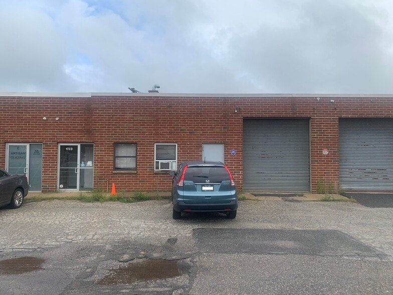 More Photos Of 172 Cabot St, West Babylon Warehouse For Lease