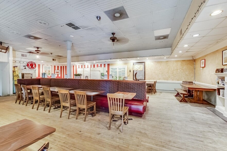 More Photos Of 1970 N Lincoln Ave, Chicago Storefront Retail Residential For Lease