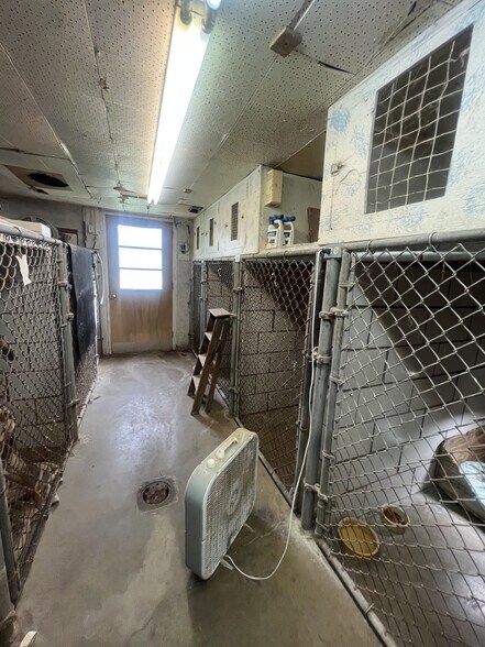 More Photos Of 235 E Western Reserve Rd, Poland Veterinarian Kennel For Sale