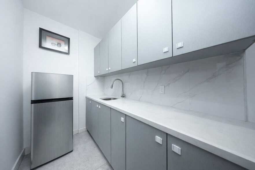 More Photos Of 5811 6th Ave, Brooklyn Office For Sale