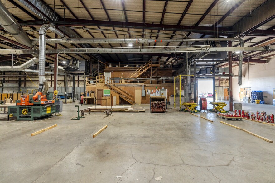 More Photos Of 2350 Maywood Dr, Klamath Falls Manufacturing For Sale