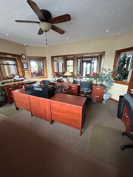 More Photos Of 4211 S Limit Ave, Sedalia Auto Dealership For Lease