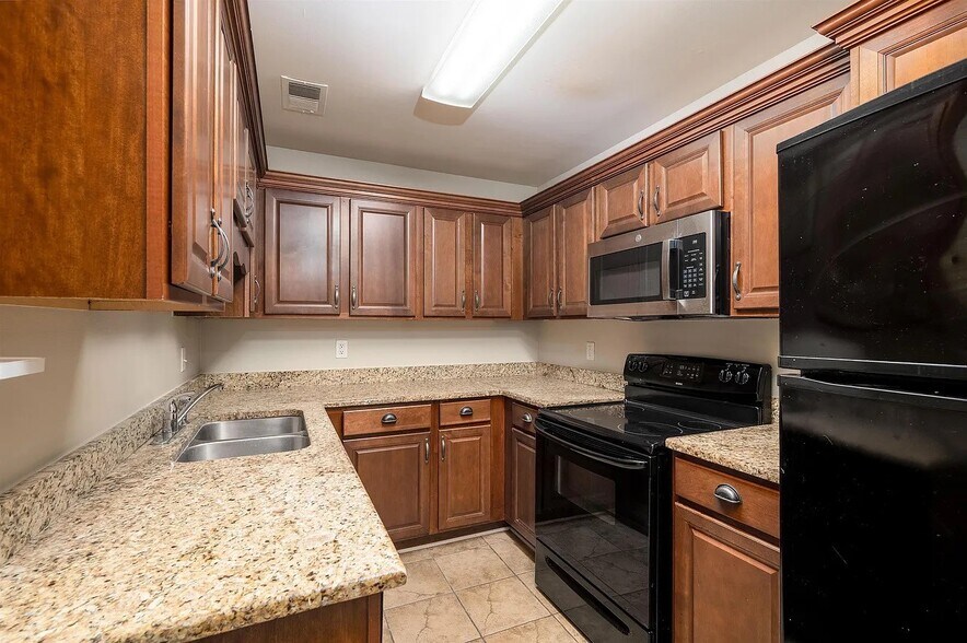 More Photos Of 210 S McLean Blvd, Memphis Apartments For Sale