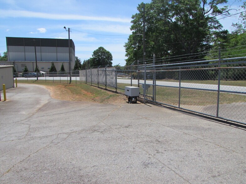 More Photos Of 529 Clifton Ter, Carrollton Self Storage For Sale
