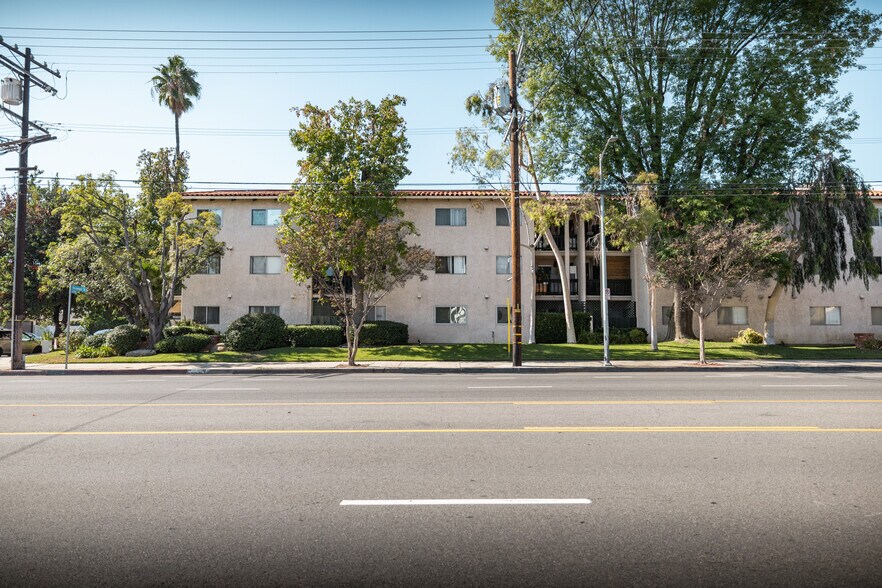 More Photos Of 6121 Woodman Ave, Van Nuys Apartments For Sale