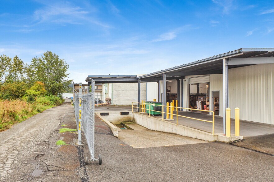 More Photos Of 2222 Queen St, Bellingham Warehouse For Lease