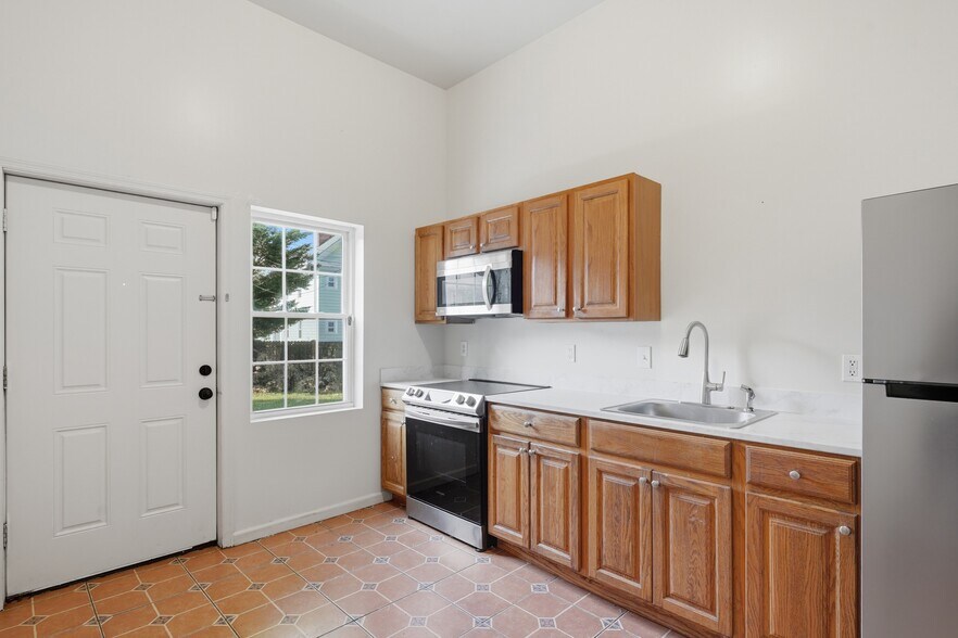 More Photos Of 10 Eastman Ter, Poughkeepsie Apartments For Sale