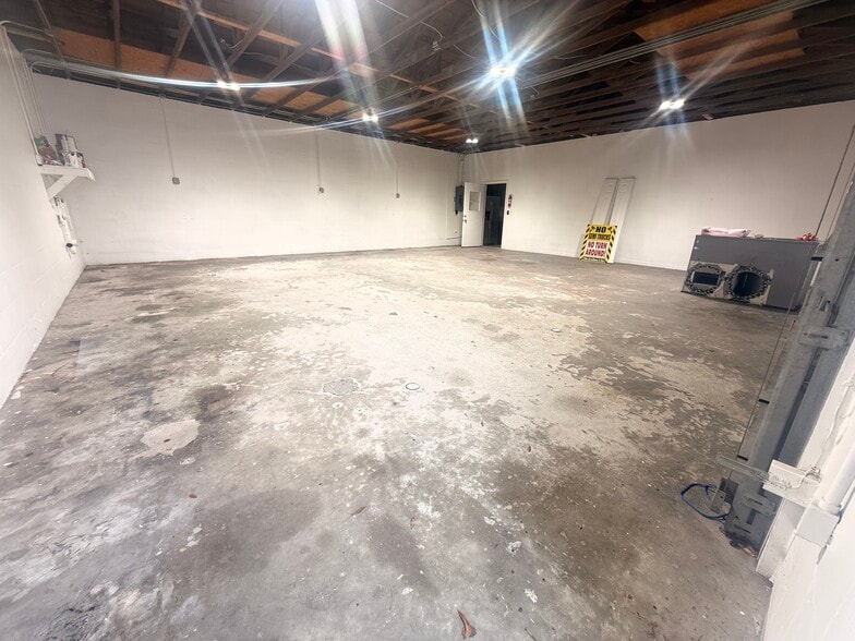 More Photos Of 6129 Siesta Ln, Port Richey Warehouse For Lease