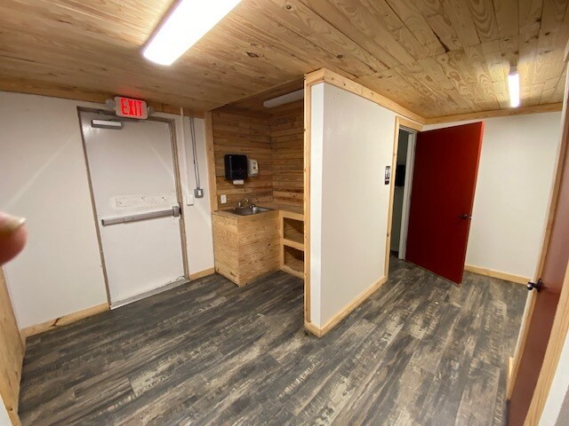 More Photos Of 106 W Grove St, Kaufman Freestanding For Lease