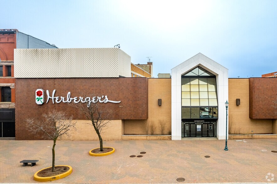 More Photos Of 600-660 W Saint Germain St, Saint Cloud Freestanding For Sale