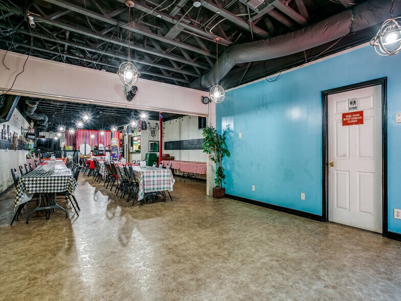 More Photos Of 226 E Fest St, San Antonio Restaurant For Sale