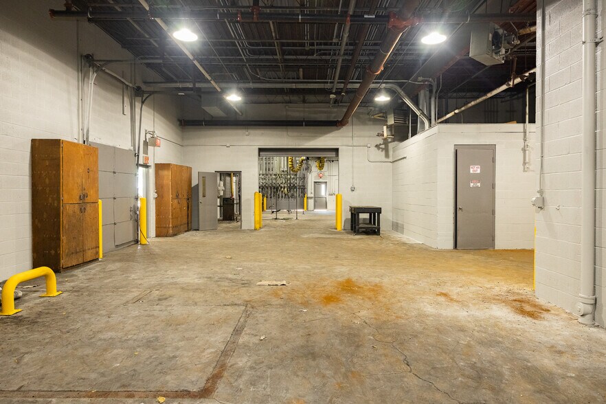 More Photos Of 21600 Drake Rd, Strongsville Warehouse For Lease
