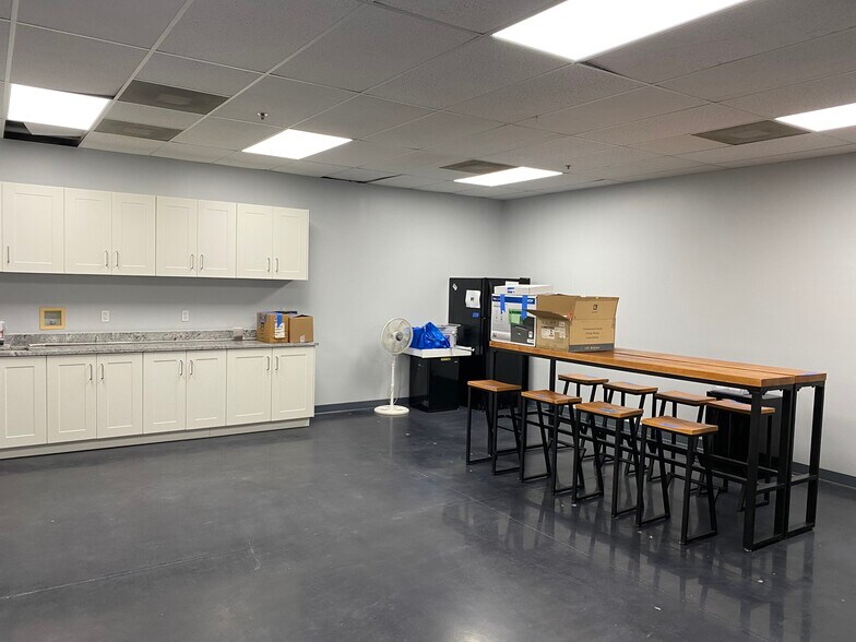 More Photos Of 8010 Sunport Dr, Orlando Light Distribution For Sale