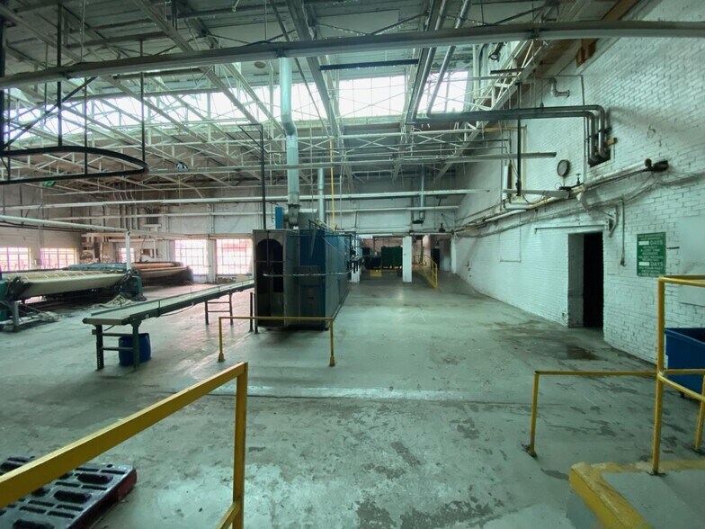 More Photos Of 426 W 4th St, London Warehouse For Sale