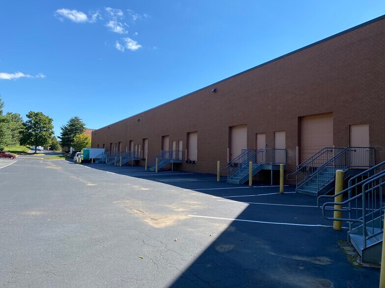 More Photos Of 8560 Cinder Bed Rd, Lorton Light Distribution For Lease