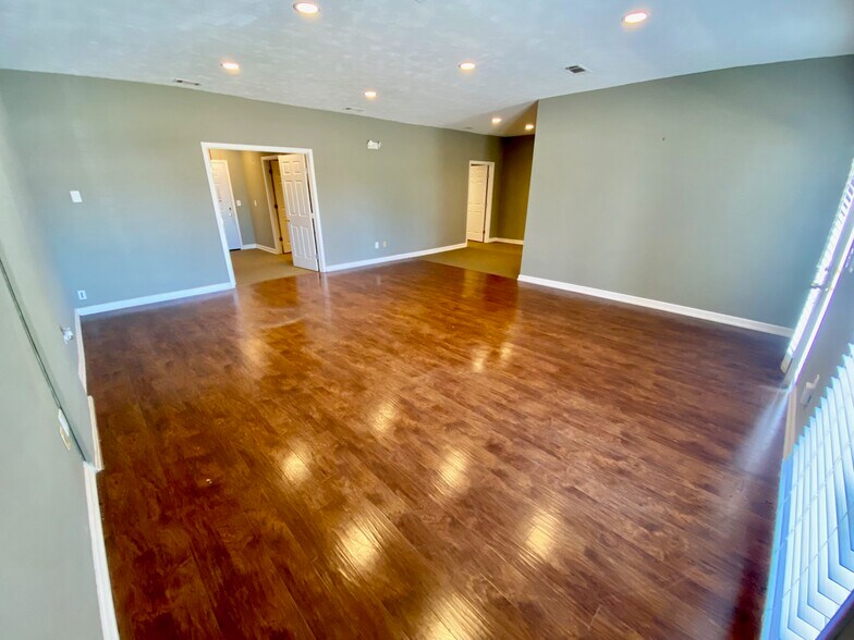 More Photos Of 401 Cross Park Dr, Pearl Storefront Retail Office For Sale