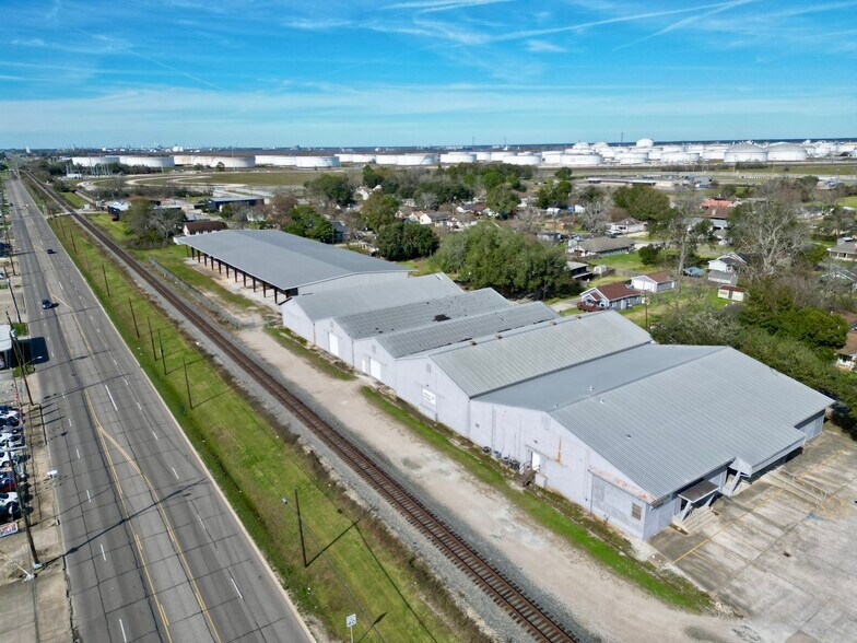 More Photos Of 1050 Detroit Ave, Nederland Distribution For Lease