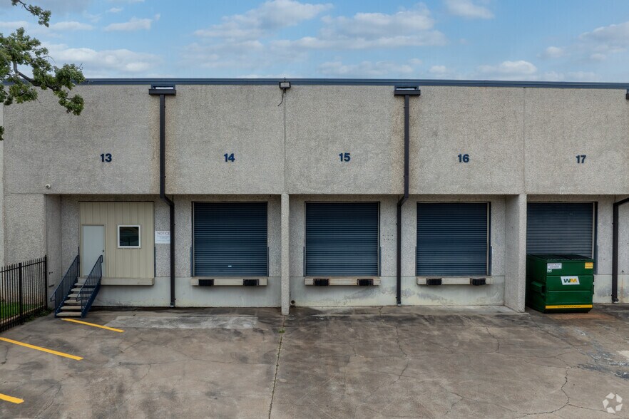 More Photos Of 301-307 Garden Oaks Blvd, Houston Warehouse For Lease