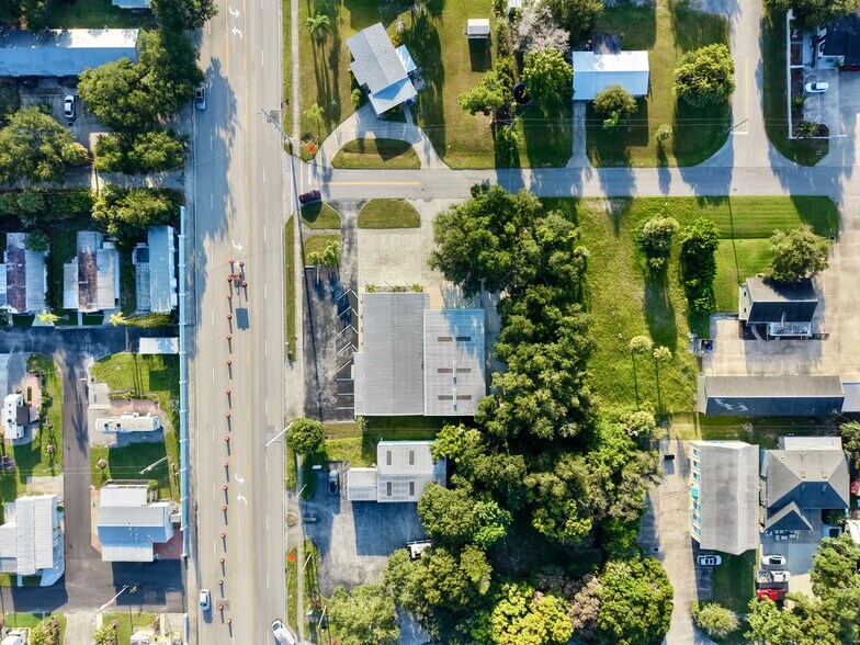 More Photos Of 715 12th St, Vero Beach Showroom For Sale