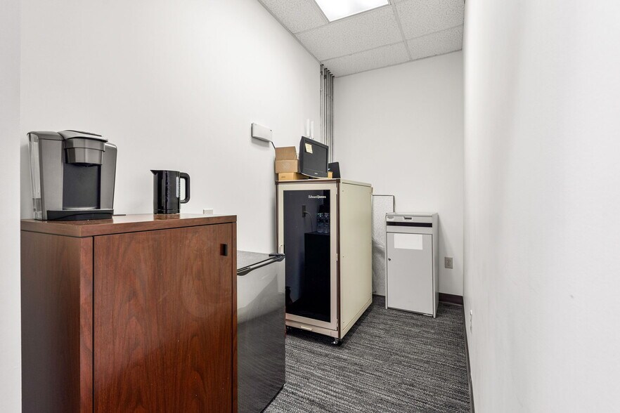 More Photos Of 535 Main St, Winchester Freestanding For Lease