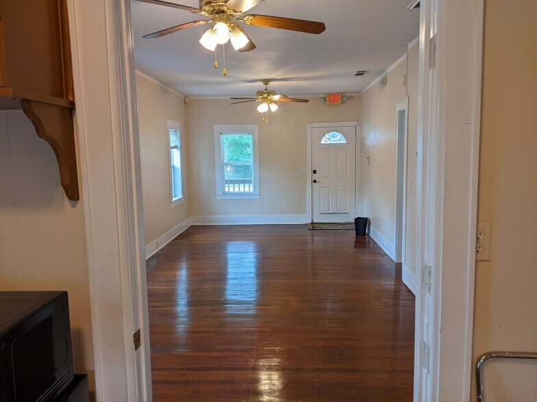 More Photos Of 500 Mason St, Tomball General Retail For Lease