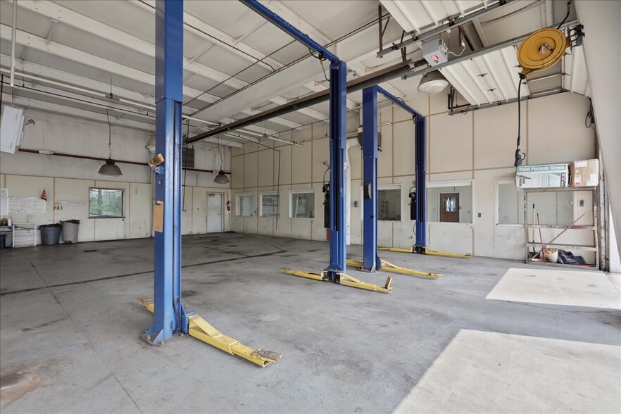 More Photos Of 1910 Moreland Blvd, Champaign Auto Dealership For Sale