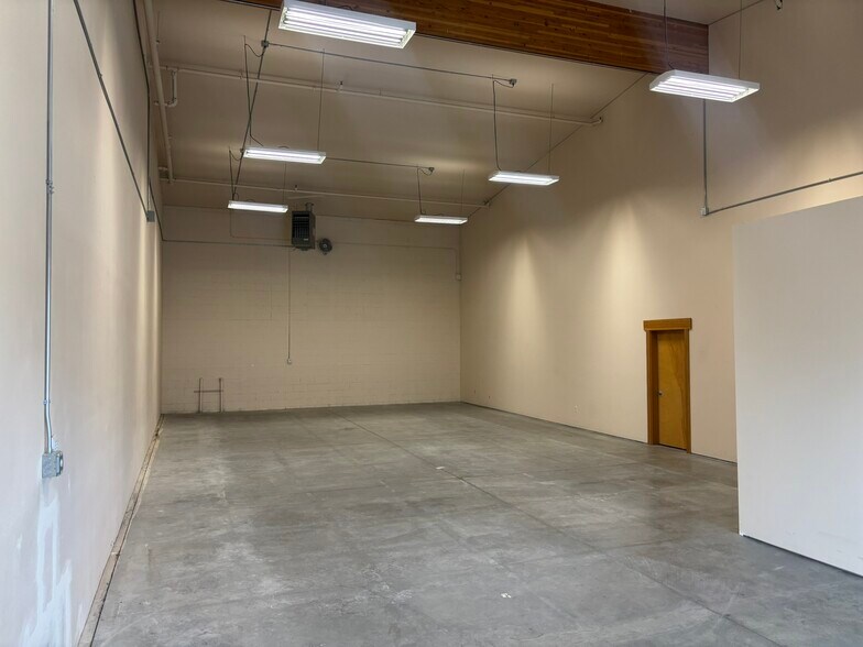 More Photos Of 63056 NE Lower Meadow Dr, Bend Light Distribution For Lease
