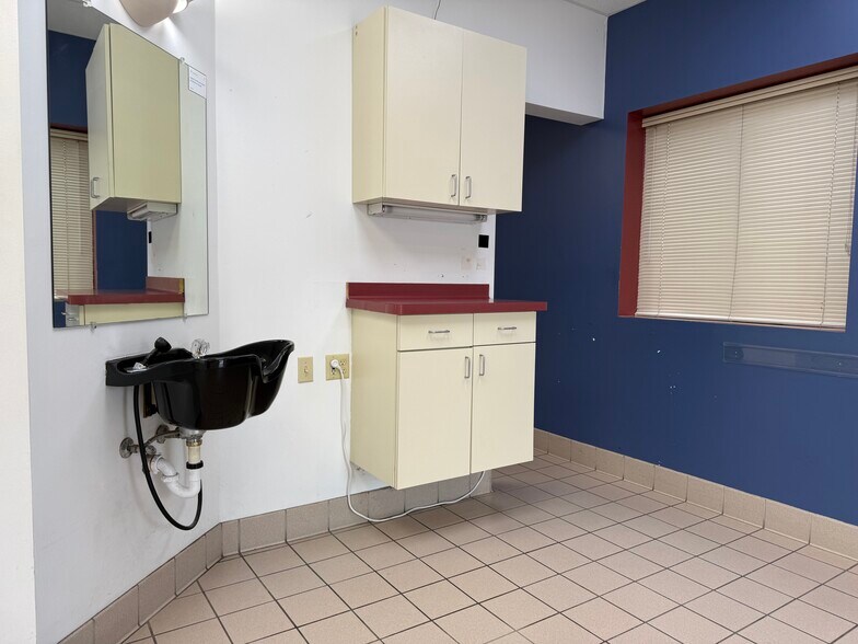 More Photos Of 1811-1819 S 108th St, Milwaukee Flex For Lease
