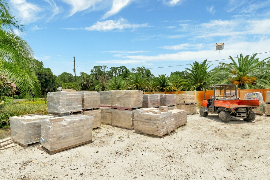 More Photos Of 8440 County Road 48, Yalaha Freestanding For Sale