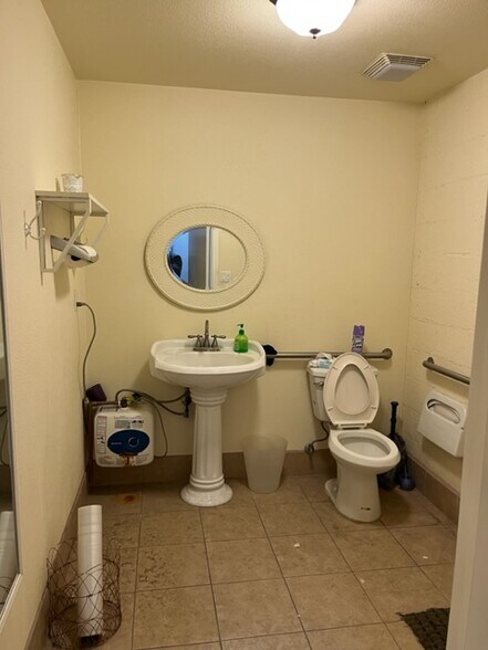 More Photos Of 1329-1333 Santee St, Los Angeles Storefront For Lease