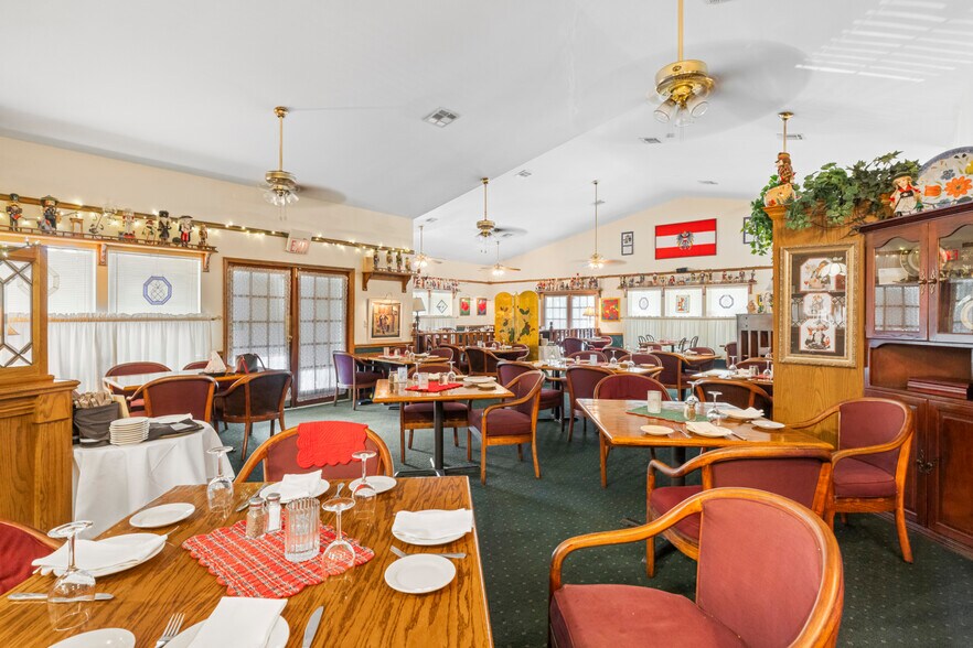 More Photos Of 3200 NE Maple Ave, Jensen Beach Restaurant For Lease