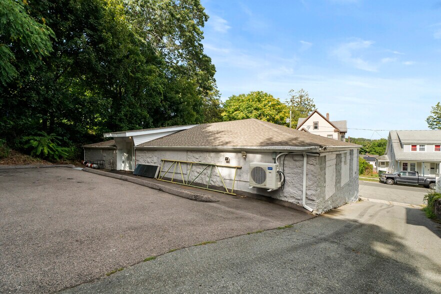 More Photos Of 264 Vauxhall St, New London Warehouse For Sale