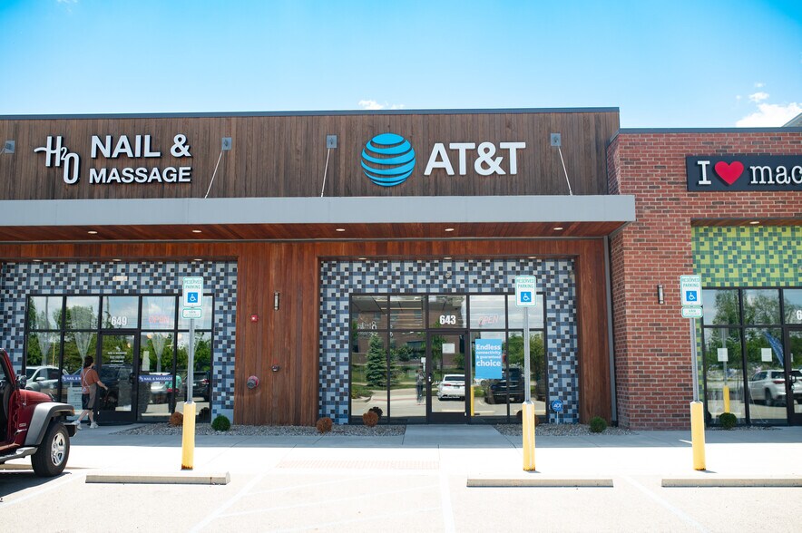 More Photos Of 637-705 E State Road 32, Westfield Storefront For Sale