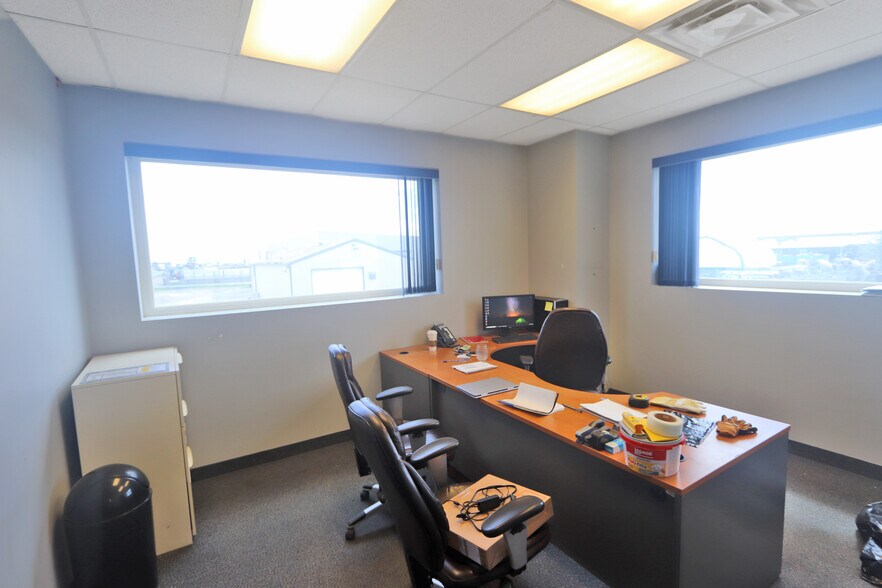 More Photos Of 9605 48th St SE, Calgary Service For Lease