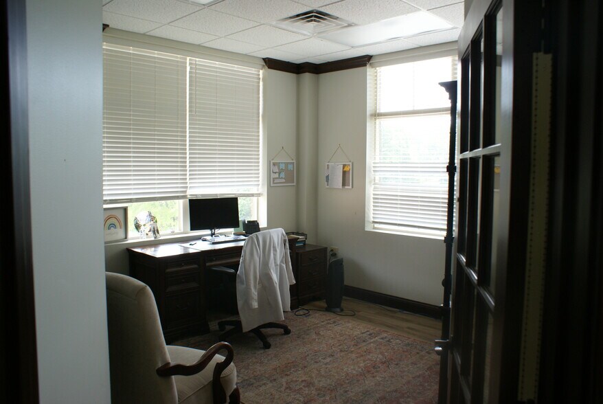 More Photos Of 1320 Dowell Springs Blvd, Knoxville Office For Lease