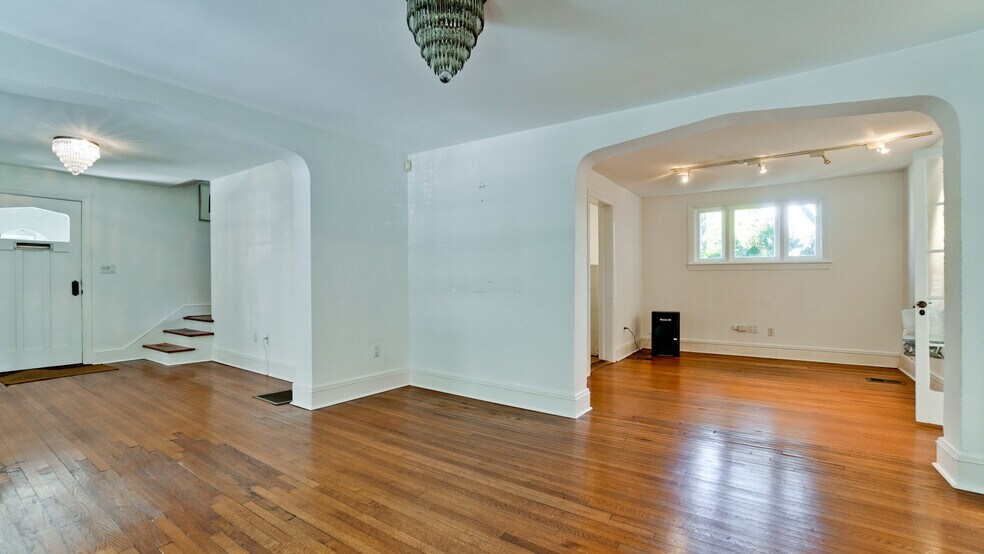 More Photos Of 1215 N Palm Ave, Sarasota Office For Sale
